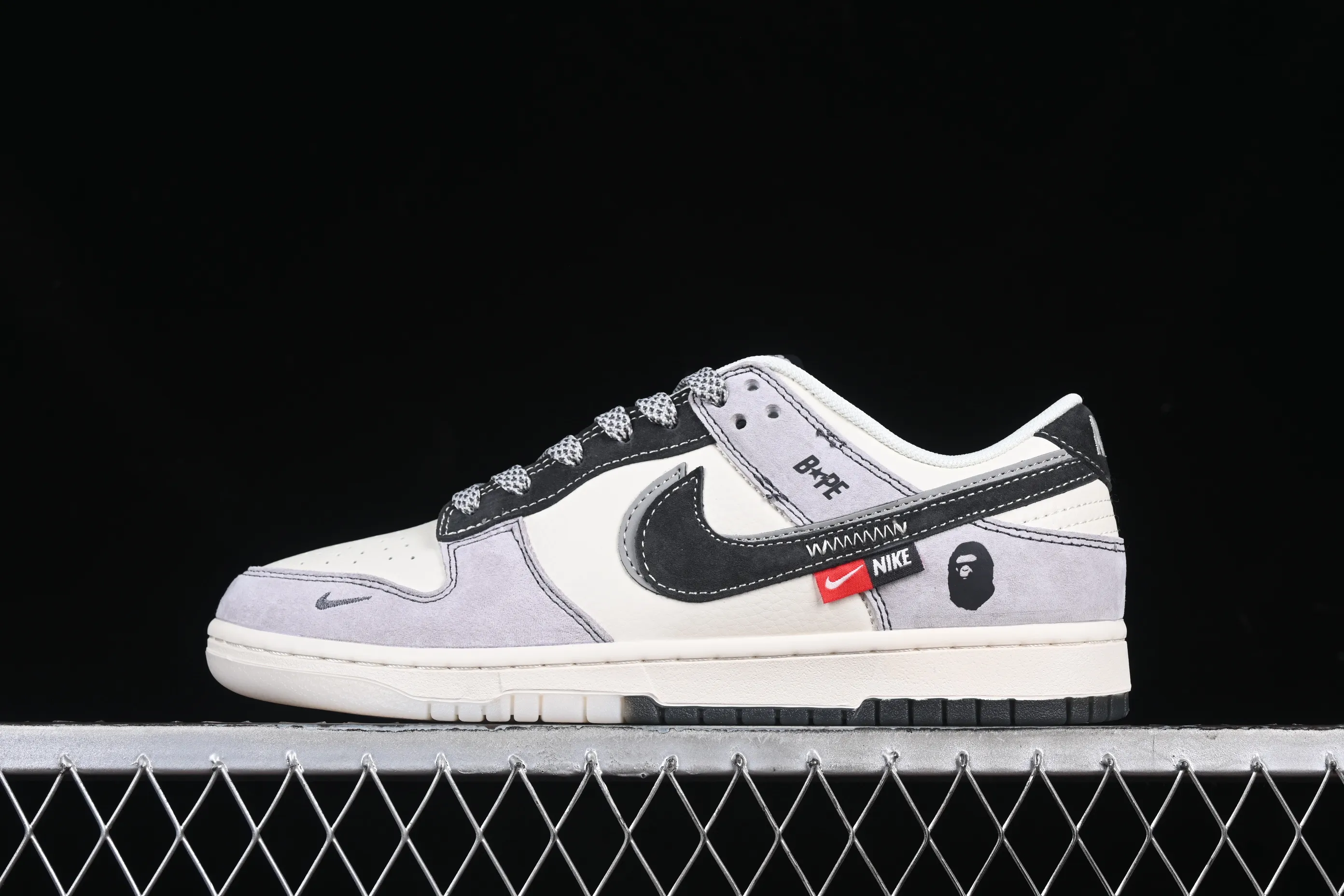 All Categories Nk SB Dunk Series Nk SB Dunk Low High-end Customized Low-top Sneakers Nk SB Dunk Low BAPE Co-branded Piggyback Hook Anniversary High-end Customized Low-top Casual Sneakers DM6868-031